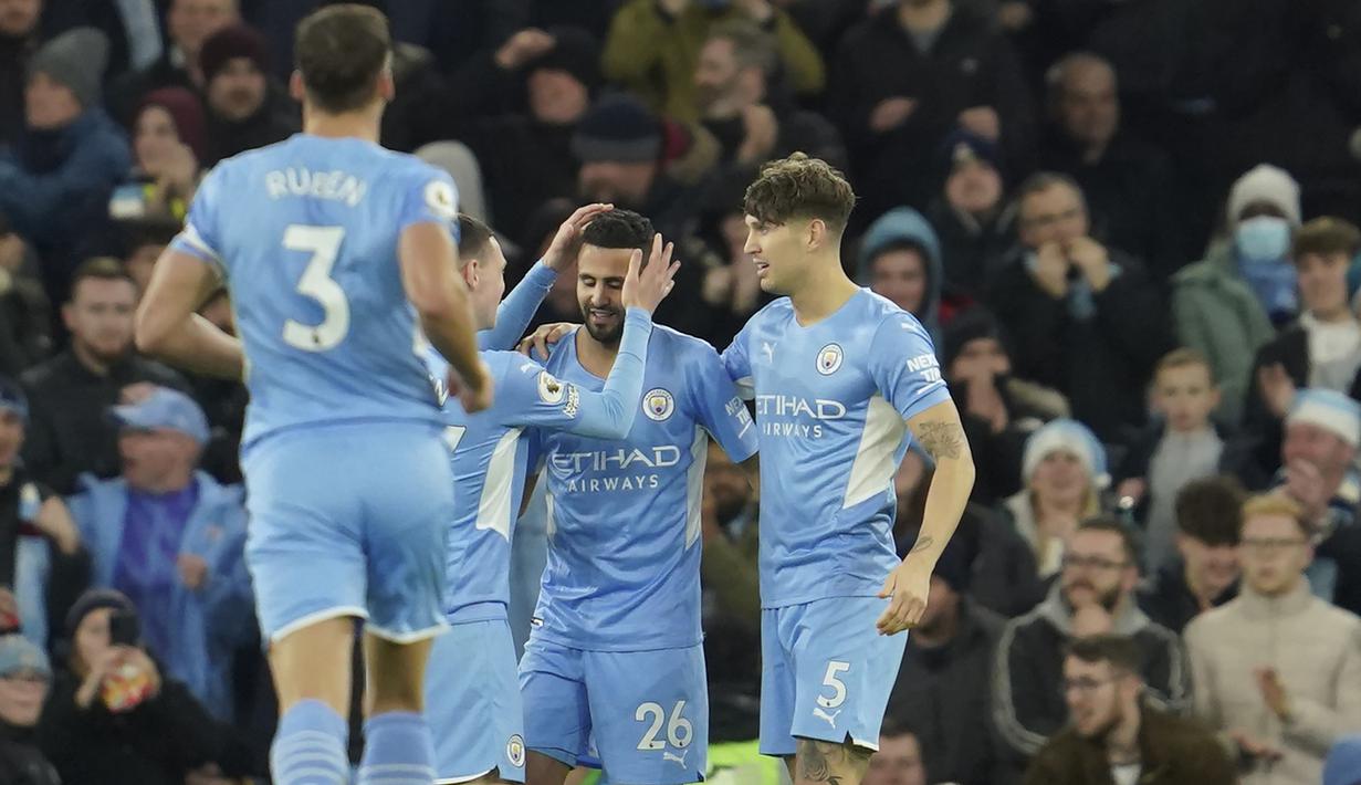 Keunggulan Manchester City makin menjauh di awal babak kedua. The Citizens unggul 4-0 di menit ke-49 melaui tembakan mendatar Riyad Mahrez usai menerima umpan Ilkay Guendogan. (AP/Jon Super)