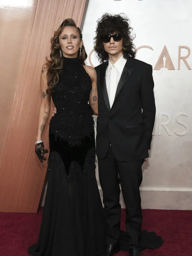 Miley Cyrus dan Maxx Morando dalam Piala Oscar 2025. (Jordan Strauss/Invision/AP)