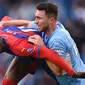 Alih-alih bangkit, Manchester City malah harus bermain dengan 10 pemain setelah Aymeric Laporte (kanan) diganjar kartu merah. Apesnya lagi, The Citizen harus kebobolan di babak kedua lewat gol  Wilfried Zaha (kiri). (AFP/Oli Scarff)