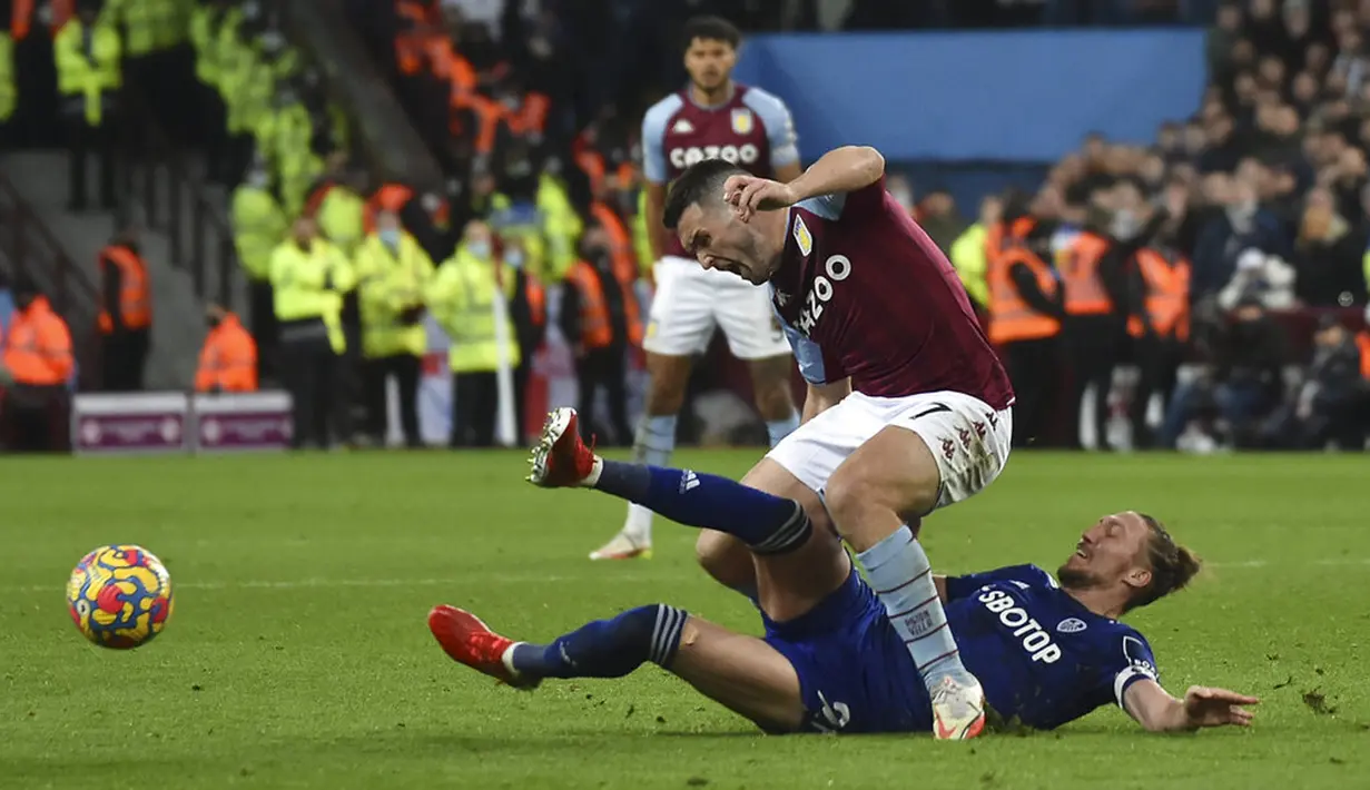 Pemain Leeds United Luke Ayling (bawah) berebut bola dengan pemain Aston Villa John McGinn pada pertandingan sepak bola Liga Inggris di Villa Park, Birmingham, Inggris, 9 Februari 2022. Pertandingan berakhir dengan skor 3-3. (AP Photo/Rui Vieira)