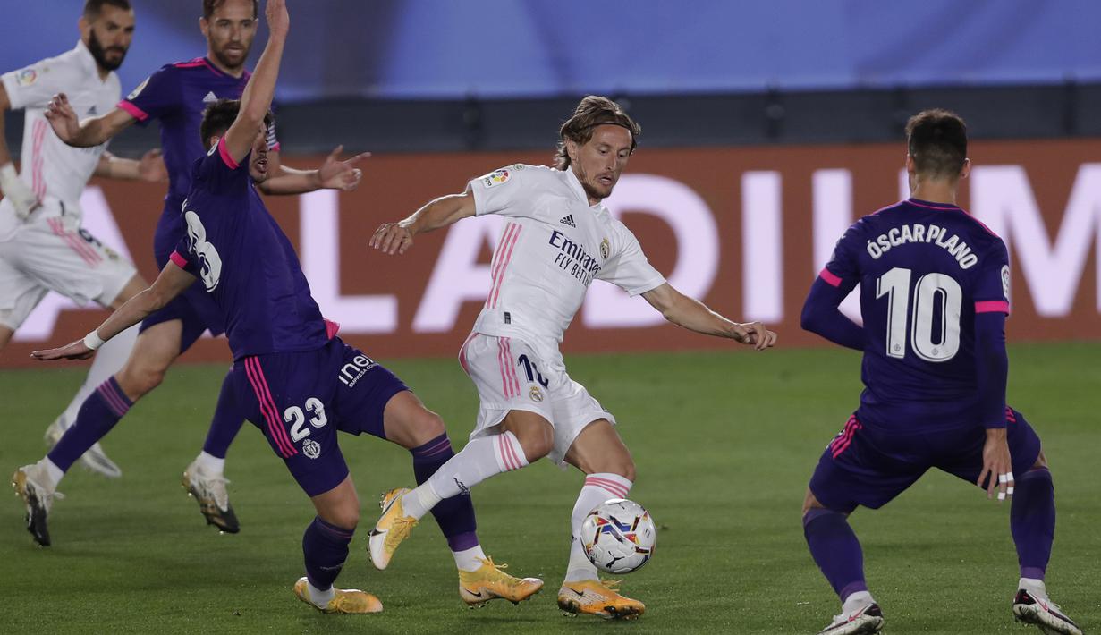 Gelandang Real Madrid, Luka Modric, berusaha melewati pemain Real Valladolid pada laga lanjutan Liga Spanyol di Estadio Alfredo Di Stefano, Kamis (1/10/2020) dini hari WIB. Real Madrid menang 1-0 atas Valladolid. (AP Photo/Manu Fernandez)