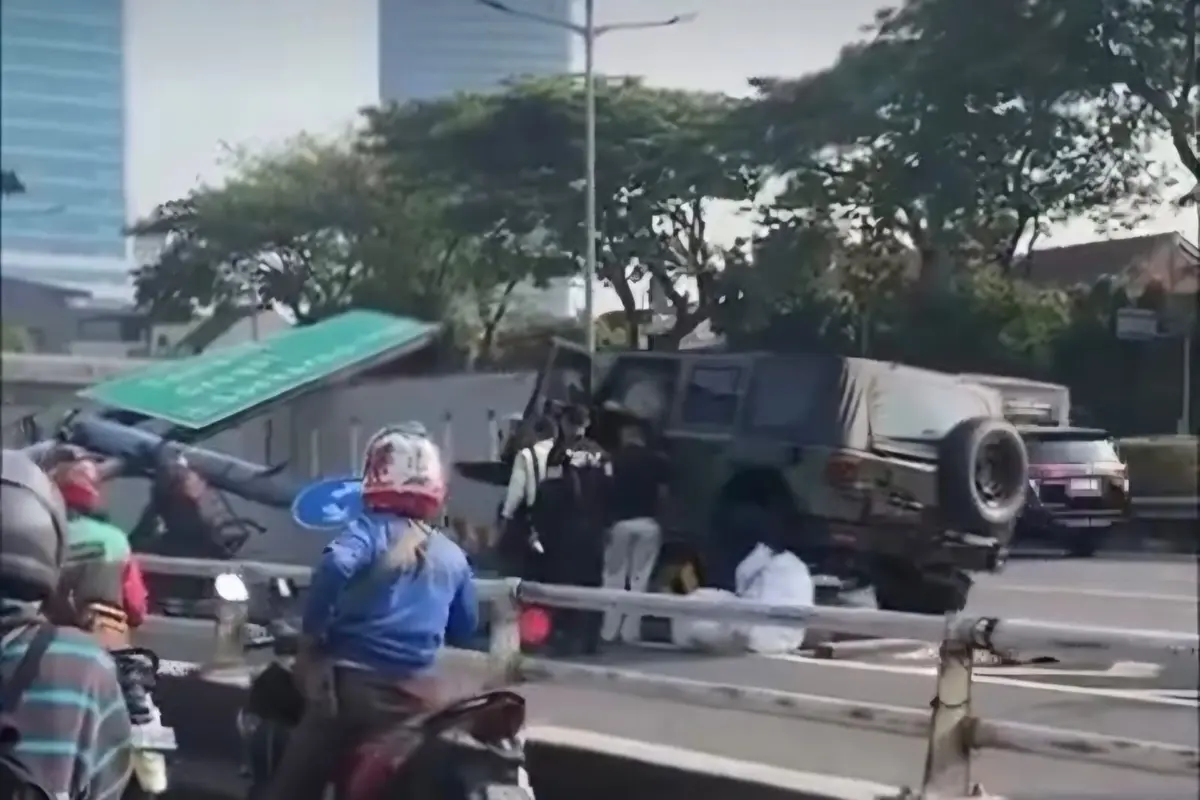 Maung TNI Tabrak Pembatas Jalan dan Plang Tol Dalam Kota