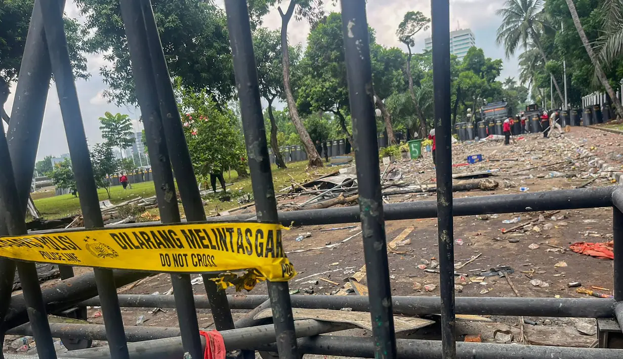 Tidak hanya halte, pagar pembatas gedung DPR juga menjadi sasaran amuk massa. (merdeka.com/Arie Basuki)