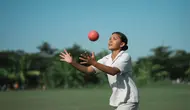 Bagaimana Cara Menangkap Bola Melambung yang Benar dalam Permainan Kasti