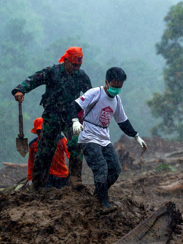 Tim SAR mencari korban setelah tanah longsor melanda di Gowa, Sulawesi Selatan, Jumat (25/1). Proses pencarian korban longsor terkendala cuaca buruk. (YUSUF WAHIL/AFP)