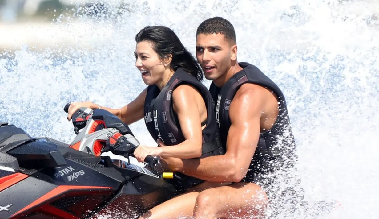 Younes Bendjima tak suka berpesta dan memperlakukan Kourtney Kardashian dengan hormat. (intouchweekly)