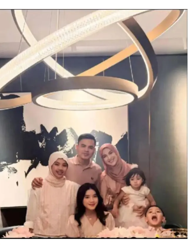 6 Potret Bahagia Keluarga Baru Irish Bella, Rayakan Ultah Anak Sambung