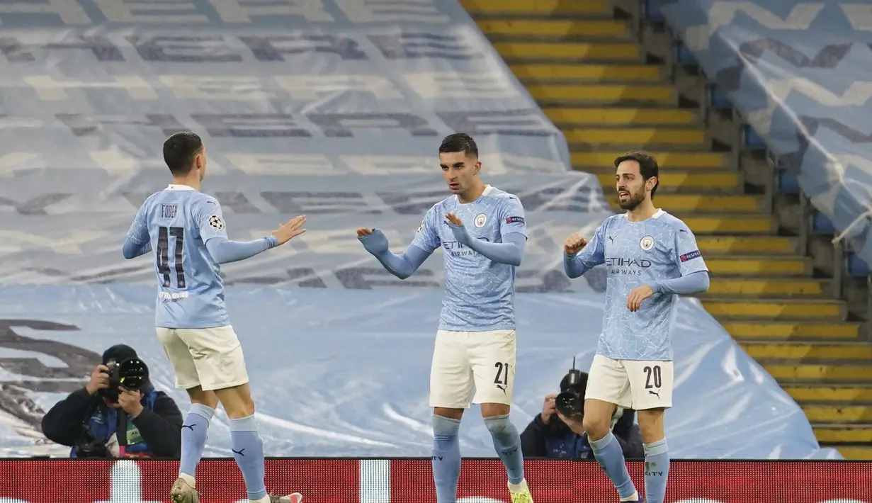 Penyerang Manchester City, Ferran Torres (tengah) berselebrasi dengan rekan-rekannya usai mencetak gol ke gawang Marseille pada pertandingan lanjutan Grup C Liga Champions di stadion Etihad di Manchester di London, Kamis (10/12/2020). City menang telak 3-0 atas Marseille. (AP Photo/Jon Super)