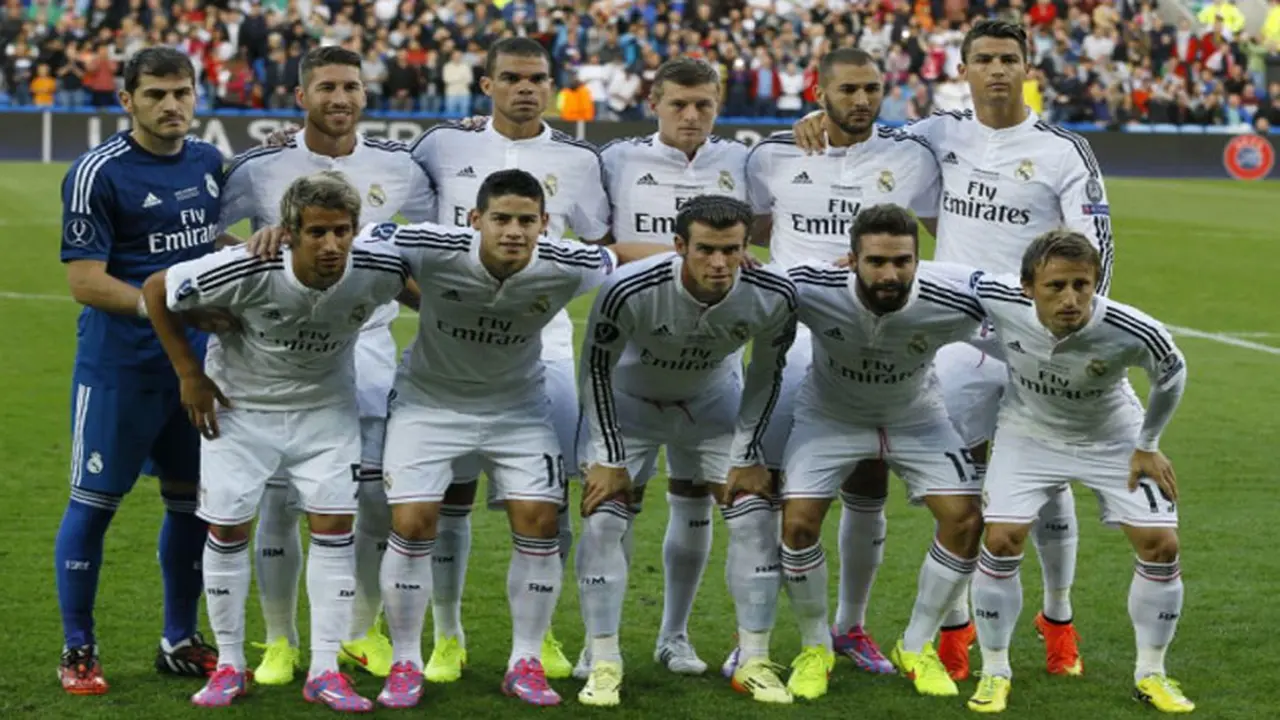Cristiano Ronaldo jinjit agar terlihat tinggi