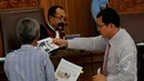 Sejumlah bukti diserahkan kepada hakim saat Sidang lanjutan Praperadilan di Pengadilan Negeri (PN) Jakarta Selatan, Selasa (10/2/2015). (Liputan6.com/Johan Tallo)