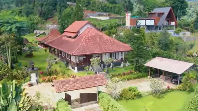 Marshel Widianto dan Mpok Alpa di vila Ivy Baskara (YouTube/TRANS7 OFFICIAL)