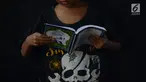 Seorang anak punk belajar mengaji dengan Iqro bersama Komunitas Tasawuf Underground di kolong flyover Tebet, Jakarta, Sabtu (8/12). Komunitas ini mengajak anak-anak punk dan anak jalanan kembali ke kehidupan yang baik. (Merdeka.com/Imam Buhori)