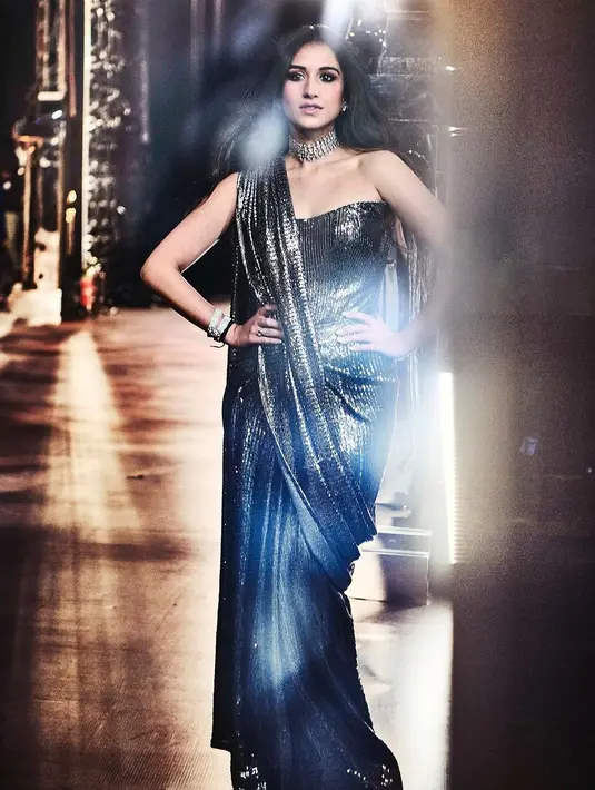 Sari ini hadir dalam warna hitam yang menawan dan dihiasi dengan motif rantai yang mencolok sehingga memancarkan kesan glamor. Ia memadukannya dengan blus korset off-shoulder yang serasi dan melengkapi penampilannya dengan sempurna. [@rheakapoor].