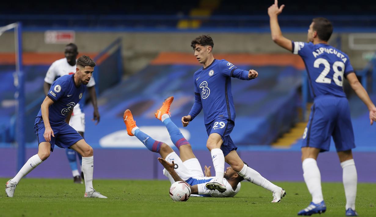 Gelandang Chelsea, Kai Havertz, berebut bola dengan penyerang Crystal Palace, Jordan Ayew, pada laga lanjutan Liga Inggris di Stamford Bridge, Sabtu (3/20/2020) malam WIB. Chelsea menang 4-0 atas Crystal Palace. (AFP/Kirsty Wigglesworth/pool)