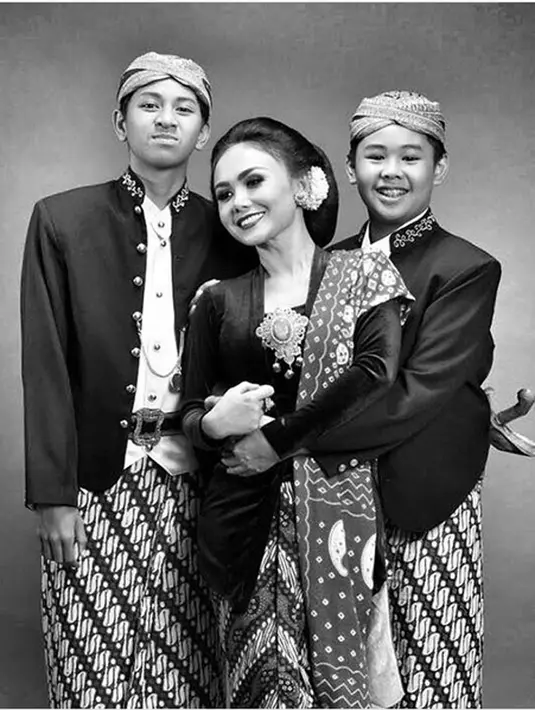 "Semoga Genggaman Tangan Bunda selalu bisa menghangatkan hati kalian anak-anakku... . Dan ..,Semoga bunda diberi waktu untuk mengantar kalian ke tujuan," tulis yunishara36. (Instagram/yunishara36)