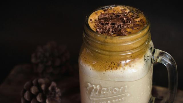 ilustrasi kopi dalgona susu kedelai