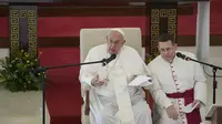 Paus Fransiskus saat bertemu dengan sekelompok orang lanjut usia dan orang sakit di Panti Jompo St. Theresa di Singapura, Jumat, (13/9/2024). Paus Fransiskus mengakhiri kunjungannya ke Singapura dengan memuji tradisi kerukunan antarumat beragama di sana. (Dok. AP Photo/Gregorio Borgia)