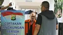 Tersangka Tio Pakusadewo digiring polisi jelang jumpa pers terkait kepemilikan narkoba jenis sabu di Dit Narkoba Polda Metro Jaya, Jakarta, Jumat (22/12). Polisi menangkap Tio Pakusadewo pada 20 Desember 2017. (Liputan6.com/Herman Zakharia)