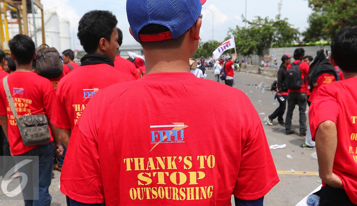 Federasi Pekerja Pelabuhan Indonesia (FPPI) melakukan aksi di Pelabuhan Tanjung Priok, Jakarta, Minggu (1/5). Buruh mengenakan kaos bertuliskan Stop Outsourshing (Liputan6.com/Angga Yuniar)