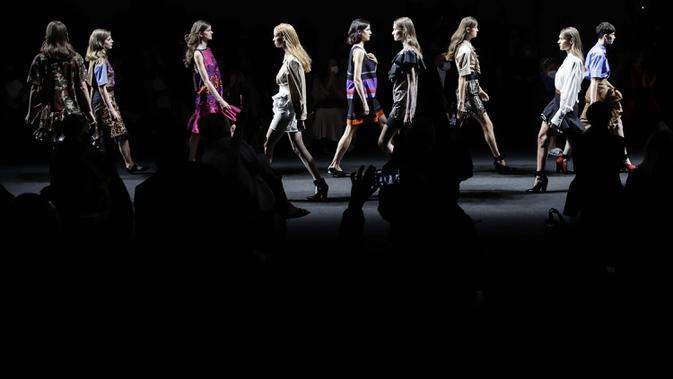 Para model mengenakan kreasi bagian dari koleksi ready-to-wear wanita Shi.RT Spring-Summer 2021, yang dihadirkan di Milan, Italia pada 27 September 2020. (AP Photo / Luca Bruno)