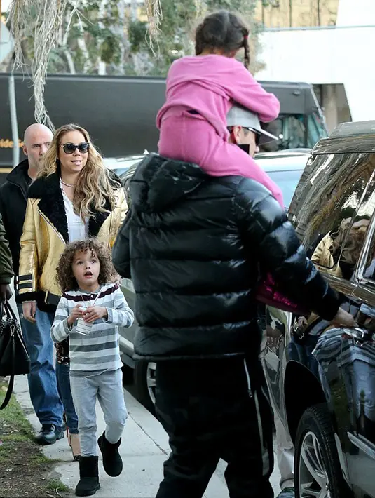 Anak perempuan Mariah saat itu mengenakan pakaian yang serba berwarna pink mulai dari ujung kepala sampai ujung kaki. Terlihat kebahagiaan terpancar dari wajahnya. (doc.dailymail.com)