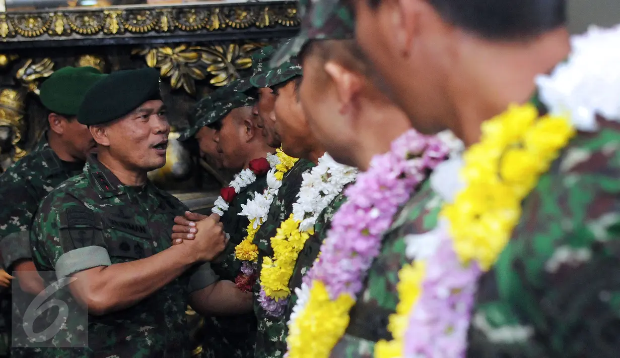 Panglima Divisi Infanteri 1 Kostrad Mayjen TNI Sudirman menyalami anggota kontingen AASAM usai penyambutan di Bandara Soetta, Banten, Senin (23/5/2016). TNI AD menjadi juara umum dengan meraih 23 dari 50 medali emas. (Liputan6.com/Helmi Fithriansyah)