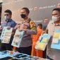 Kapolres Garut AKPB Wirdhanto Hadicaksono, menunjukan barang bukti tembakau sintetik dan narkotika lainnya dalam rilis kasus di Mapolres Garut, Selasa (2/8/2022). (Liputan6.com/Jayadi Supriadin)
