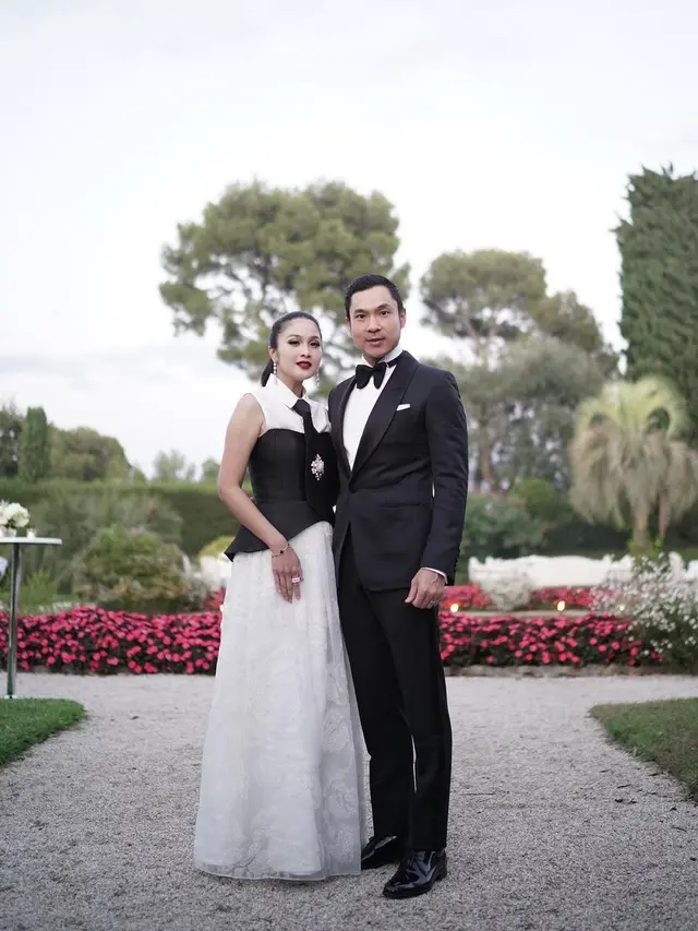 9 Potret Keren Sandra Dewi Dan Suami Hadiri Pernikahan Di Paris