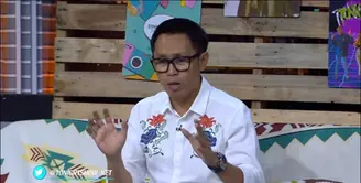 Eko Patrio teringat betul saat masuk kuliah Institut Kesenian Jakarta dan Desta menjadi seniornya. Eko juga teringat betul saat di ospek Desta dan kawan-kawannya. Salah satunya adalah diminta membawa 250 biji kacang hijau. [Youtube/TonightShowNet]