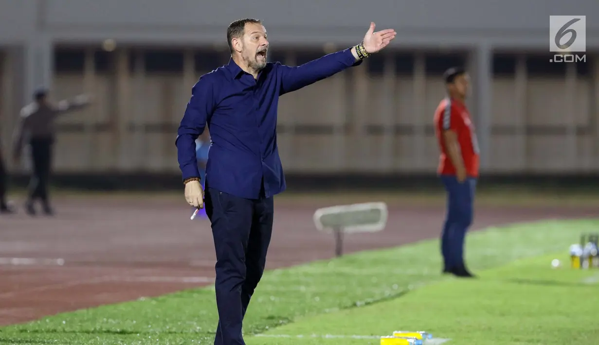 Pelatih Madura United FC, Dejan Antonic memberi arahan pada timnya saat laga melawan Bhayangkara FC pada lanjutan Shopee Liga 1 Indonesia 2019 di Stadion Madya Gelora Bung Karno, Jakarta, Senin (5/8/2019). Laga kedua tim berakhir imbang 1-1. (Liputan6.com/Helmi Fithriansyah)