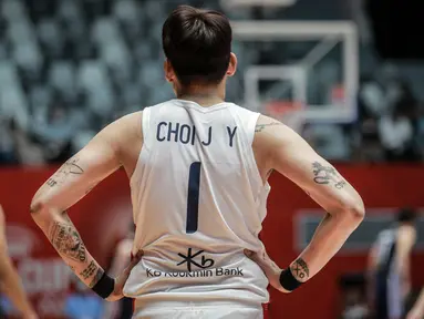 Ragam tato pebasket Timnas Korea Selatan, Choi Jun-yong saat matchday kedua Grup B FIBA Asia Cup 2022 melawan Timnas Basket Taiwan di Istora Senayan, Jakarta, Kamis (14/07/2022). (Bola.com/Bagaskara Lazuardi)