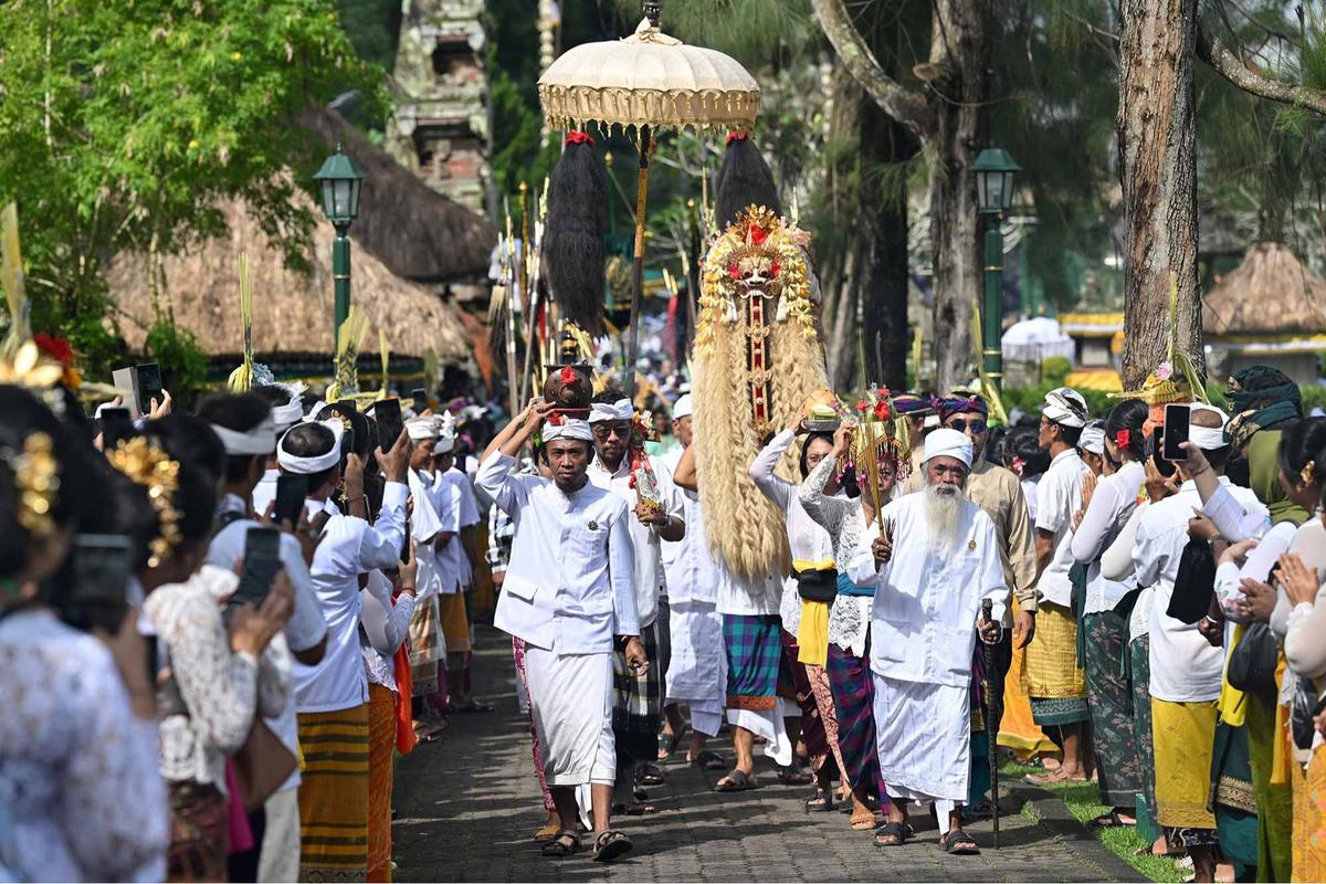 FOTO: Melihat Upacara Langka Penobatan Raja Baru Mengwi di Bali