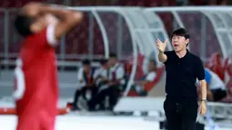 Pelatih Timnas Indonesia U-20, Shin Tae-yong, saat melawan Guatemala pada laga turnamen mini di Stadion Utama Gelora Bung Karno (SUGBK), Selasa (21/2/2023). Pasukan Shin Tae-yong menelan kekalahan beruntun pada ajang yang jadi persiapan menuju Piala Asia U-20 2023. (Bola.com/M Iqbal Ichsan)
