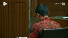 Terdakwa kasus suap dan gratifikasi, Zumi Zola membacakan nota pembelaan atau pleidoi di Pengadilan Tipikor, Jakarta, hari ini. Gubernur nonaktif Jambi tersebut meminta kepada majelis hakim agar hartanya yang tersimpan dalam brankas yang disita KPK d...