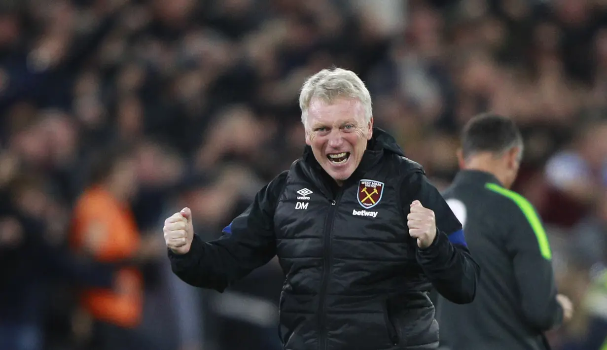 Pelatih West Ham United, David Moyes melakukan selebrasi setelah pemain West Ham Kurt Zouma mencetak gol ke gawang Liverpool pada pertandingan lanjutan Liga Inggris di stadion London (8/11/2021). West Ham menang tipis atas Liverpool 3-2. (AP Photo/Ian Walton)