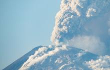 Warga Terkena Dampak Erupsi Gunung Lewotobi Laki-Laki Dapat Bantuan Tanggap Darurat