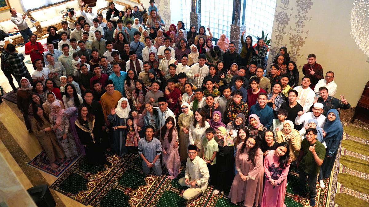 KBRI Bucharest Gelar Sholat Idul Fitri dan Halal Bihalal, Obati Rindu Lebaran WNI di Rumania