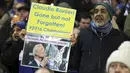 Fans Leicester City membentangkan poster ucapan terima kasih untuk mantan pelatih Claudio Ranieri pada lanjutan Premier League di King Power Stadium, Leicester (27/2/2017). Leicester City menang 3-1. (Nick Potts/PA via AP)