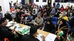 WNI menunggu verifikasi data TKI dari petugas BP3TKI Serang di Bandara Soekarno Hatta, Tangerang, Sabtu (10/06). Sebanyak 80 WNI dipulangkan terkait program Amnesti 2017 yang difasilitasi oleh KBRI Riyadh. (Liputan6.com/Fery Pradolo)