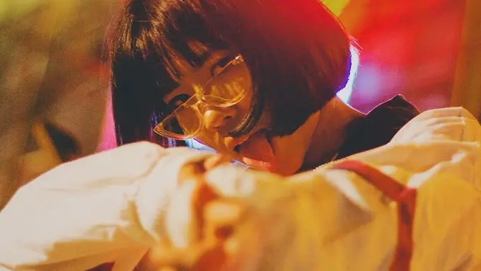 [Bintang] Quirky Banget! Begini Gaya Rich Brian Versi Cewek yang Super Cool