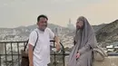 Ia juga tampak kenakan shoulder bag berbahan kain yang senada dengan busananya.  [Foto: Instagram/ Zaskia Adya Mecca]