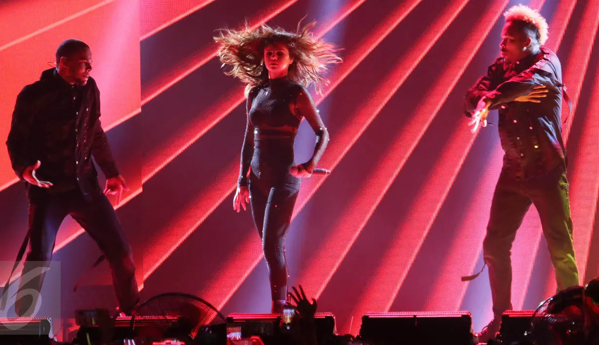 Penyanyi Selena Gomez tengah beraksi di hadapan ribuan Selenator dalam konser Revival Tour di Indonesia Convention Exhibition (ICE) BSD City, Tangerang, Sabtu (23/7). Selena melantukan 18 lagu dalam 90 menit durasi konser. (Liputan6.com/Herman Zakharia)