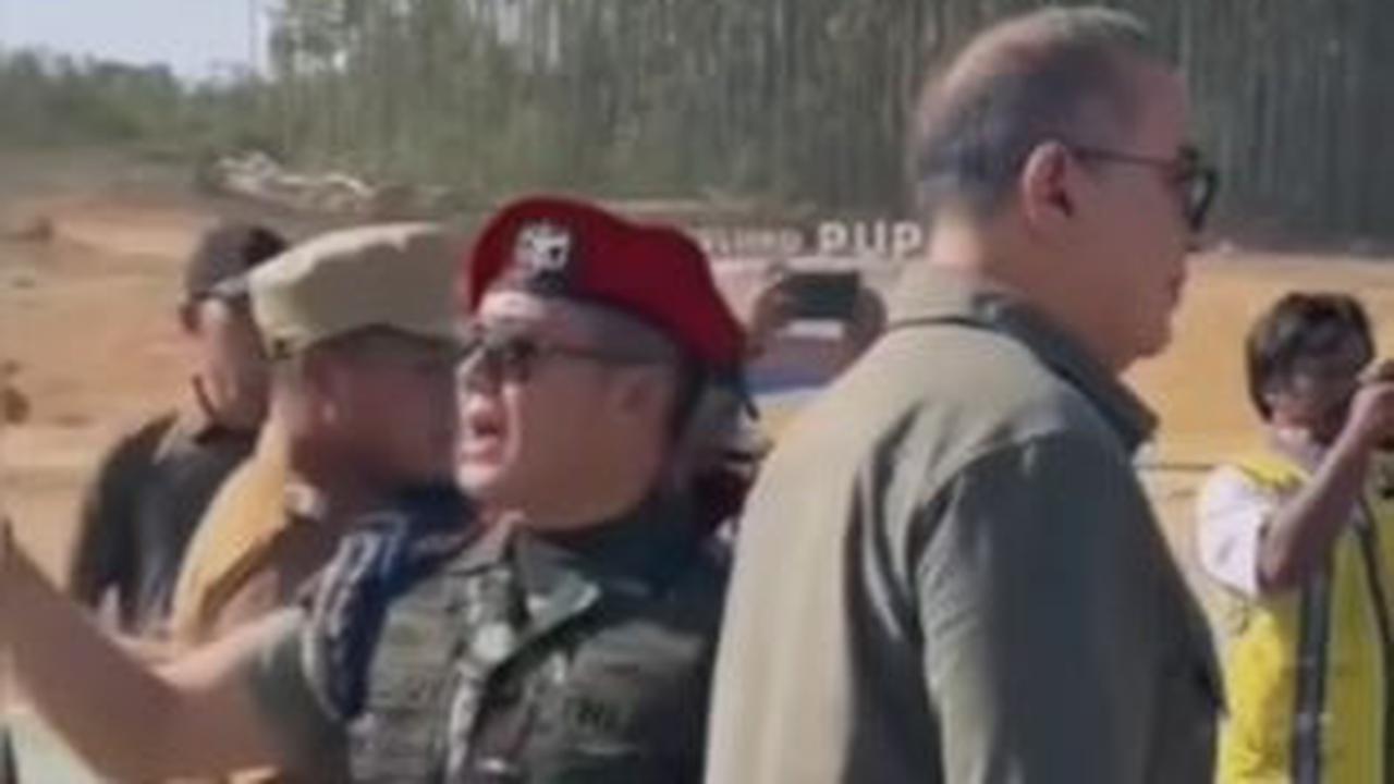 Pesona Menyala Mayor TNI Teddy saat Dampingi Prabowo di IKN, Gagah Berbaret Merah