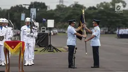 Panglima TNI Marsekal Hadi Tjahjanto memberikan panji-panji TNI AU Swa Bhuwana Paksa kepada Marsekal TNI Yuyu Sutisna saat memimpin upacara sertijab KSAU di Lapangan Udara Halim Perdanakusuma, Jakarta, Jumat (19/1). (Liputan6.com/Faizal Fanani)