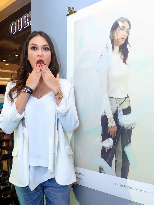 Saat Luna Maya ditemui di kawasan Kasablanka, Jakarta Selatan kemarin, Luna Maya sedikit ada perubahan ketika para wartawan menanyakan jalinan asmaranya bersama Reino Barack. (Adrian Putra/Bintang.com)