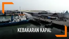 Petugas pemadam kebakaran melakukan pendinginan tehadap kapal-kapal yang terbakar di Muara Baru. Petugas juga terus melakukan proses pendinginan