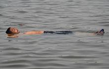 Akibat gelombang panas, banyak warga Pakistan "tidur" di sungai