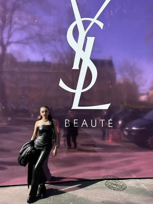 Bak buah jatuh tak jauh dari pohonnya, Naura Ayu sama kecenya dengan sang Mama. [@naura.ayu]