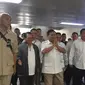 Ketua Umum Gerindra Prabowo Subianto tiba di Stasiun MRT Lebak Bulus, Jakarta, Sabtu (13/7/2019). Prabowo akan bertemu dengan presiden terpilih dalam Pilpres 2019, Joko Widodo atau Jokowi. (Liputan6.com/Lizsa Egehem)