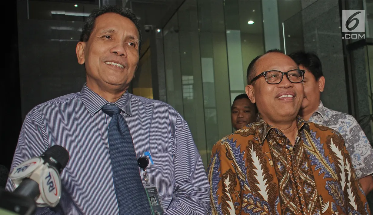 Dirut BPJS Ketenagakerjaan Agus Susanto (kanan) bersama Deputi Pencegahan KPK Pahala Nainggolan usai bertemu di Gedung KPK, Jakarta, Rabu (21/2). Permintaan pengawalan dana Rp 320 T agar uang itu ada di jalur yang benar. (Liputan6.com/Herman Zakharia)